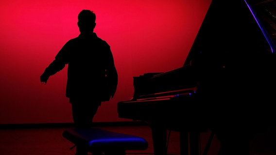Igor Levit als Silhouette neben seinem Klavier © picture alliance/dpa | Carsten Koall Foto: Carsten Koall