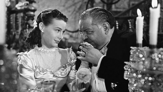 Ilse Werner und Heinrich George in "Hochzeit auf Bärenhof" (D 1942, Regie Carl Froelich) © Picture-Alliance 