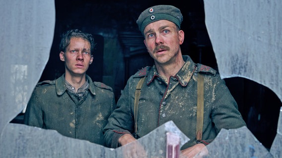 Felix Kammerer (l.) und Albrecht Schuch in einer Szene des Filmes "Im Westen nichts Neues" - eine Netflixproduktion Felix Kammerer (l.) und Albrecht Schuch in einer Szene des Filmes "Im Westen nichts Neues" - eine Netflixproduktion © Reiner Bajo Foto: Reiner Bajo