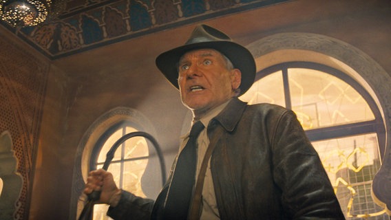 Harrison Ford als Indiana Jones - digital verjüngt- im neuen Abenteuer "Indiana Jones und  der Ruf des Schicksals" von James Mangold, ab 2023 im Kino © 2022 Lucasfilm Ltd. & TM 