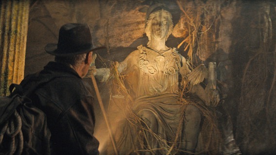 Szene mit Harrison Ford als Indy vor einem Fresko - aus "Indiana Jones und das Rad des Schicksals" © 2022 Lucasfilm Ltd Foto: Jonathan Olley
