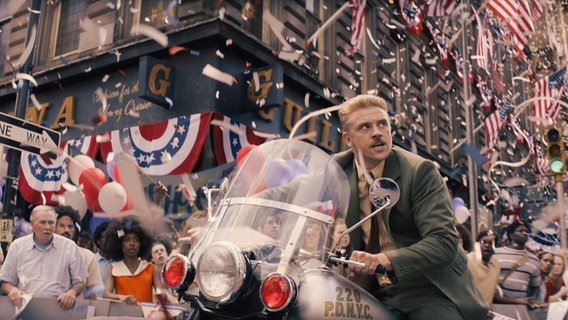 Szene mit Boyd Holbrook als Klaber auf einem Motorrad aus "Indiana Jones und das Rad des Schicksals" © 2022 Lucasfilm Ltd Foto: Jonathan Olley