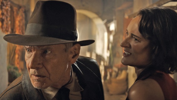 Helena (Phoebe Waller-Bridge) und Indiana Jones (Harrison Ford) sind in Not - Szene aus "Indiana Jones und das Rad des Schicksals" © 2022 Lucasfilm Ltd Foto: Jonathan Olley