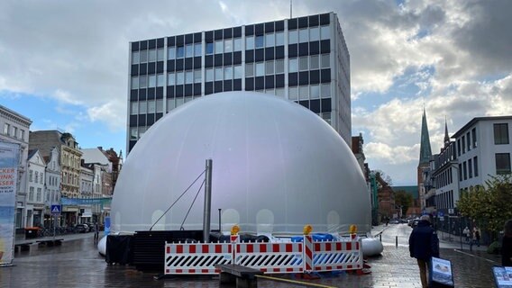 Eine rundes weißes Zelt vor einem Hochhaus - der Infinity Dome der Nordischen Filmtage Lübeck. © NDR/Linda Ebener Foto: Linda Ebener