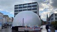 Eine rundes weißes Zelt vor einem Hochhaus - der Infinity Dome der Nordischen Filmtage Lübeck. © NDR/Linda Ebener Foto: Linda Ebener