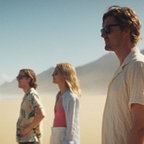 Szene aus dem Film "Islands": Vier Personen stehen am Strand und blicken aufs Meer © 2025 augenschein Filmproduktion / LEONINE Studios Foto: Juan Sarmiento G.