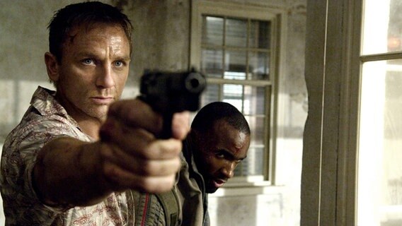 Daniel Craig als James Bond zielt im Film Casino Royal © picture alliance / Everett Collection | ©Sony Pictures/Courtesy Everett Collection 