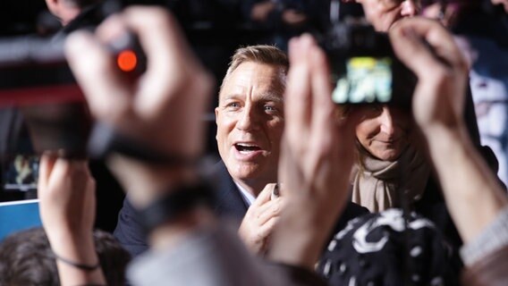 Daniel Craig wird von Fans umringt © picture alliance / dpa | Jörg Carstensen 