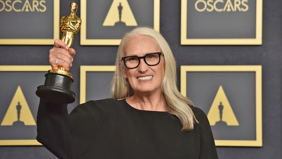 Regisseurin Jane Campion mit ihrem Oscar als beste REgisseurin für "The Power of the Dog" bei der Oscar-Preisverleihung © Jordan Strauss/Invision/dpa +++ dpa-Bildfunk Foto: Jordan Strauss