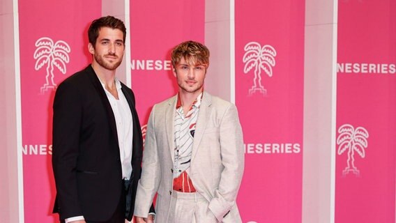 Der Schauspieler Jannik Schümann (r.) und sein Partner Felix Kruck beim Filmfestival in Cannes am 11. Oktober 2021. © picture alliance / abaca | Piovanotto Marco/ABACA Foto: Piovanotto Marco/ABACA