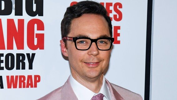 Der Schauspieler Jim Parsons bei der Vorstellung der letzten Staffel der Serie "The Big Bang Theory" mit Nerdbrille in Los Angeles © IMAGO / Starface Ad Media STAR 