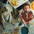 Marc-Uwe (Dimitrij Schaad) macht Pfannkuchen - Szene aus "Die Känguru-Chroniken" von Dani Levy © x Verleih 