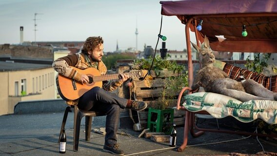 Marc-Uwe (Dimitrij Schaad) und das Känguru - Szene aus "Die Känguru-Chroniken" von Dani Levy © x Verleih 