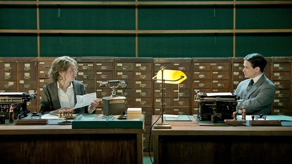 Grete Bloch (Marie-Luise Stockinger) und Franz Kafka (Joel Basman, v.l.n.r.) in der Serie "Kafka" (Episode "Felice") © NDR/Superfilm 