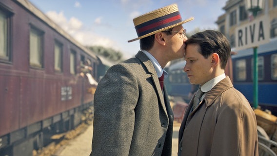 Max Brod (David Kross) küsste Franz Kafka (Joel Basman) die Stirn in der ARD-Serie "Kafka". © NDR/Superfilm 