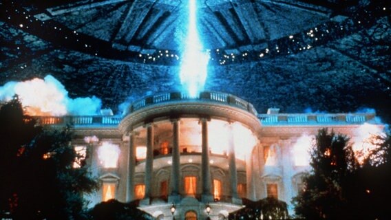 Filmszene aus "Independence Day": Ein Ufo schießt aufs Weiße Haus einen Laserstrahl. © picture-alliance / dpa | dpa-Film 