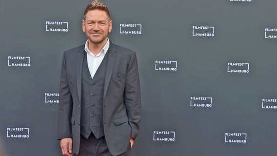 Sir Kenneth Branagh - Schauspieler, Regisseur und Drehbuchautor beim Filmfest Hamburg auf dem roten Teppich zu seinem Film "Belfast" © NDR Foto: Patricia Batlle