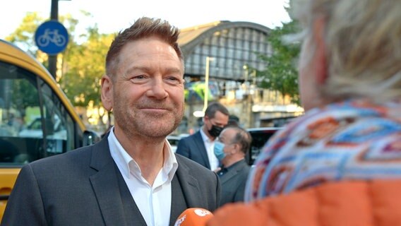 Sir Kenneth Branagh - Schauspieler, Regisseur und Drehbuchautor im Interview am roten Teppich beim Filmfest Hamburg zu seinem Film "Belfast" Sir Kenneth Branagh - Schauspieler, Regisseur und Drehbuchautor im Interview am roten Teppich beim Filmfest Hamburg zu seinem Film "Belfast" © NDR Foto: Patricia Batlle