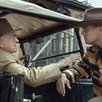 Leonardo DiCaprio (r.) und Robert De Niro unterhalten sich in einem Auto in einer Szene aus Martin Scorseses "The Killer of the Flower Moon" © AppleTV+ 