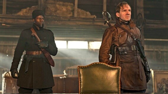 Ralph Fiennes (r.) und Djimon Hounsou in einer Szene aus dem Actionfilm "The King's man - The Beginning" © 20th Century Fox Foto: 20th Century Fox