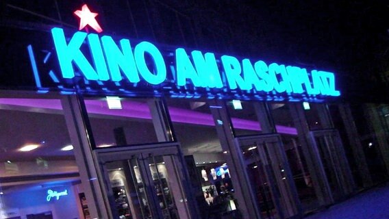 Das bei Nacht beleuchtete Kino am Raschplatz in Hannover © Kino am Raschplatz 