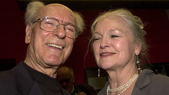 Regisseur Kurt Maetzig zusammen mit Eva Maria Hagen (Aufnahme von 2001)  Foto: Schulz Christian