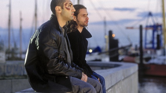 Mehmet Kurtulus als Gabriel (links) und Adam Bousdoukos als Costa in Fatih Akins  ersten Spielfilm "Kurz und Schmerzlos" (1998) © Wüste Film GmbH Foto: Grordon Timpen