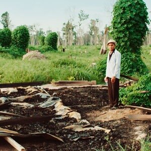 In Kambodscha steht ein vom Landraub Betroffener auf den Trümmern seines zerstörten Hauses. © Movienet Film GmbH 