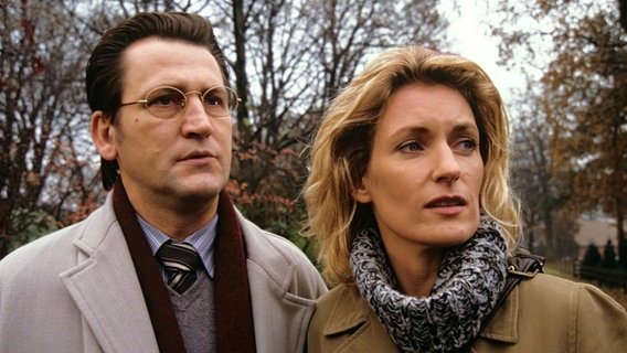 Ein Mann mit Brille (links) und eine Frau mit halblangen blonden Haaren (rechts) in winterlicher Kleidung. © NDR/Wolfgang Meier 