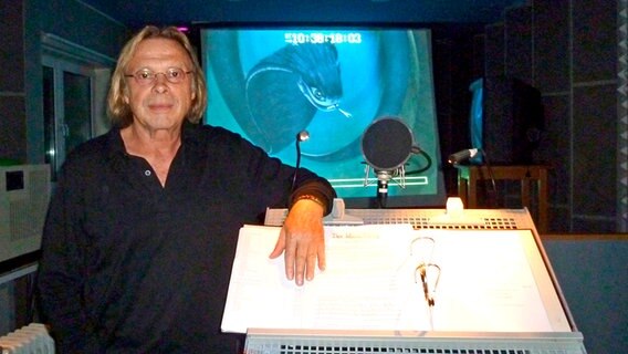 Der Sprecher Volker Lechtenbrink im Tonstudio des WDR zur TV-Produktion "Der kleine Prinz" ©  WDR/Stefanie Wachs 