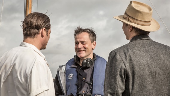 Die Macher des Filmes "Genius" - Regisseur Michael Grandage (mitte) und Jude Law (links) und Colin Firth am Set © Wild Bunch Germany 