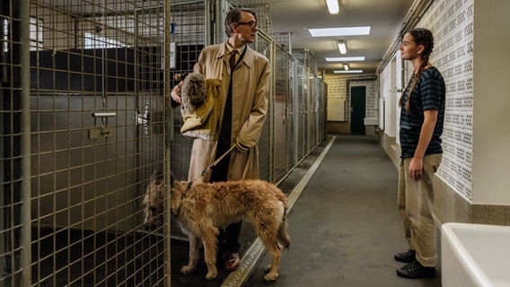 Lothar (Jens Harzer) führt seinen Hund in einen Zwinger und redet mit Lina (Leona Schübel) © ARD/WDR/Gordon Timpen, SMPSP 