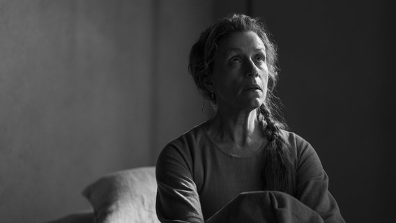 Frances McDormand in Joel Coens Drama "The Tragedy Of Macbeth" von AppleTV+ © Apple TV+ 