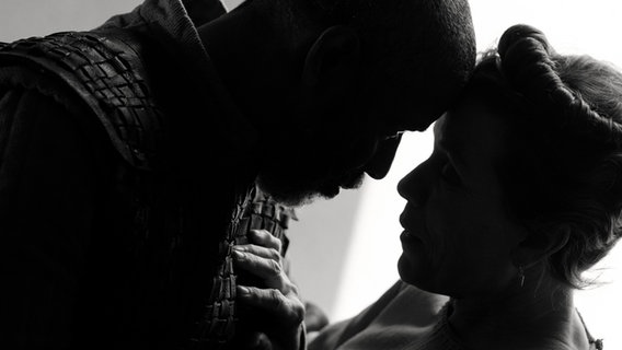Frances McDormand und Denzel Washington in Joel Coens Drama "The Tragedy Of Macbeth" von AppleTV+ © Apple TV+ 