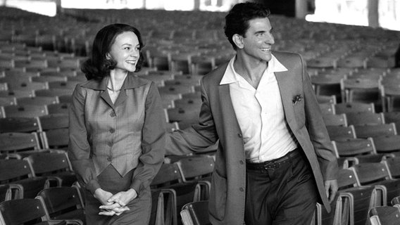 Bradley Cooper e Carey Mulligan camminano davanti a un auditorium vuoto nel film "Direttore della banda musicale" Informazioni su Leonard Bernstein e Bradley Cooper © Jason MacDonald / Mostra del Cinema di Venezia / Netflix / Agenzia di stampa tedesca Foto: Jason Macdonald