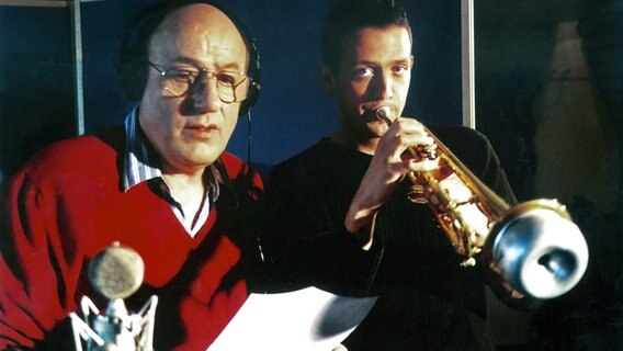 Manfred Krug mit Star-Trompeter Till Brönner (rechts) im Tonstudio. © NDR/G. Becher Foto: G. Becher