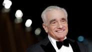 Martin Scorsese lacht in die Kamera. Er trägt einen schwarzen Anzug mit Fliege. © picture alliance/dpa | Donatella Giagnori / Eidon 