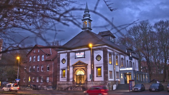 Das Kino Méliès an der Bürgerstraße 13 in Göttingen - hell beleuchtet in der Winternacht. © NDR Foto: Katrin Pietzner