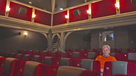 Telke Reeck sitzt im Kinosaal im Kino Mélièrs in Göttingen © NDR Foto: Katrin Pietzner