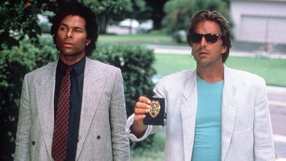 "Miami Vice"-Szene 1986: Don Johnson (r.) als Detective James "Sonny" Crockett und Philip Michael Thomas als Detective Ricardo Tubbs © dpa - Bildarchiv Foto: Bert Reisfeld