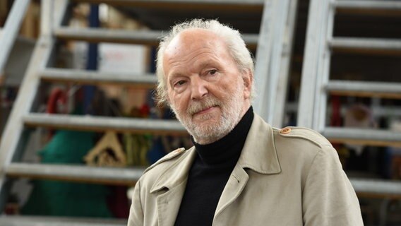 Schauspieler Michael Gwisdek am Set bei den Dreharbeiten zum Kinofilm "Kundschafter des Friedens", eine deutsch-deutsche Agentenkomödie. © picture alliance / dpa | Horst Galuschka 