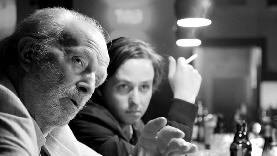 Michael Gwisdek (l.) als Friedrich und Tom Schilling als Niko in einer Szene des Kinofilms "Oh Boy!". © picture alliance / dpa | X-Verleih 