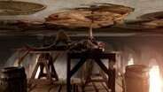 "Terra X: Giganten der Kunst - Michelangelo": Spielszene: Michelangelo (Jochen Paletschek) liegt auf einem Holzgestell und malt das Deckenfresko in der Sixtinischen Kapelle. © © ZDF/Johannes Kaltenhauser, Holger Neuhäuser, Honorarfrei - nur für diese Sendung inkl. SocialMedia bei Nennung ZDF und Johannes Kaltenhauser, Holger Neuhäuser. Foto: Johannes Kaltenhauser, Holger Neuhäuser