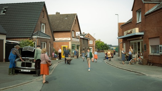 Szenenbild aus dem Film "Mittagsstunde": Eine Dorfstraße von 1976. © Majestic / Christine Schroeder 