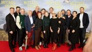 Die Mitwirkenden des Films "Mittagsstunde" posieren für ein Gruppenfoto. © NDR Foto: Lornz Lorenzen