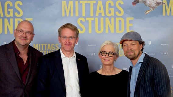 Charly Hübner, Daniel Günther, Dörte Hansen und Lars Jessen posieren bei der Premiere des Films "Mittagsstunde" für ein Gruppenfoto. Charly Hübner, Daniel Günther, Dörte Hansen und Lars Jessen posieren bei der Premiere des Films "Mittagsstunde" für ein Gruppenfoto. © NDR Foto: Lornz Lorenzen