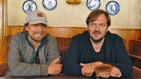 Charly Hübner (rechts) am Set von "Mittagsstunde" - mit Regisseur Lars Jessen (links) bei der Verfilmung des Romans von Dörte Hansen in Schleswig-Holstein © Kai Labrenz 