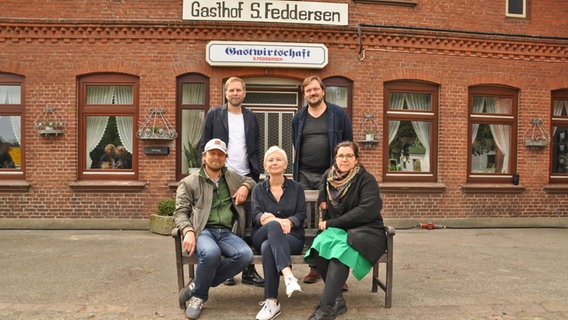 Charly Hübner (hinten rechts) am Set von "Mittagsstunde"  Regisseur Lars Jessen (links), Romanautorin Dörte Hansen (Mitte), Regisseur Lars Jessen und der Drehbuchautorin Catharina Junk - bei der Verfilmung des Romans von Dörte Hansen in Schleswig-Holstein © Kai Labrenz Foto: Kai Labrenz