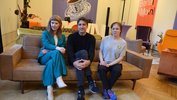 Regisseur und Drehbuchautor İlker Çatak mit zwei Schauspielerinnen auf dem Empfang der Filmförderung Moin © NDR Foto: Patricia Batlle