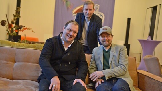 Charlie Hübner (von links) mit Helge Albers und Lars Jessen auf dem Berlinale Empfang der Filmförderung Moin © NDR Foto: Patricia Batlle